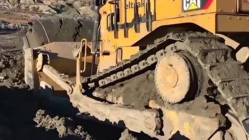 国产推土机推土视频,震撼推土现场一幕幕
